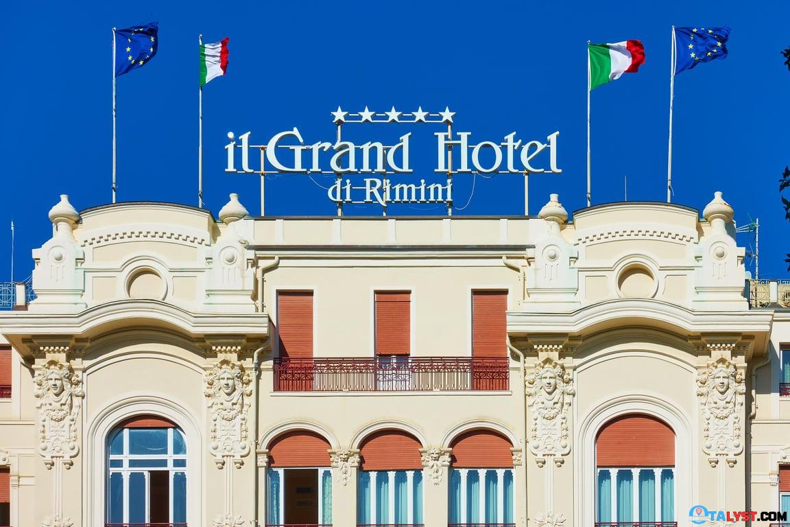 building facade of il Grand Hotel di Rimini